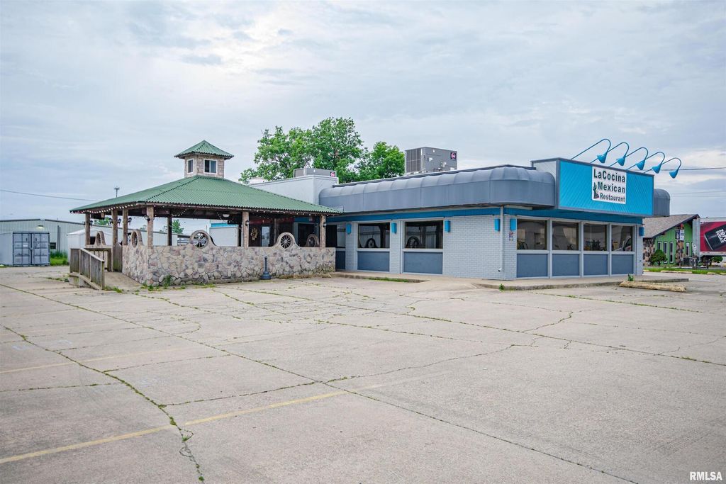 Image 7 of property listing at 1407 W MAIN Street, Salem, IL 62881