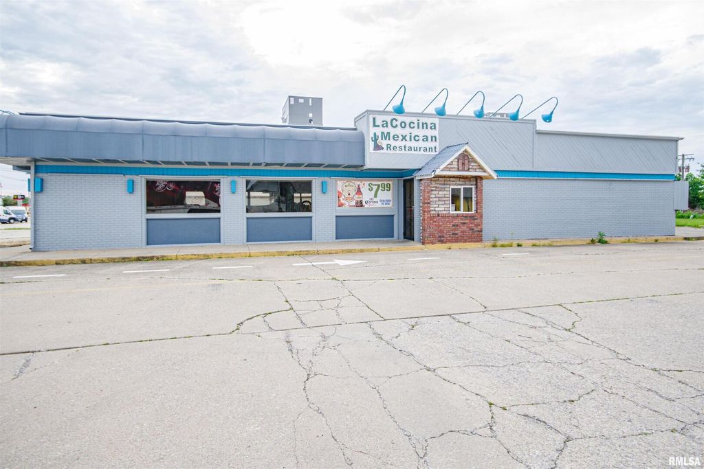 Image 8 of property listing at 1407 W MAIN Street, Salem, IL 62881