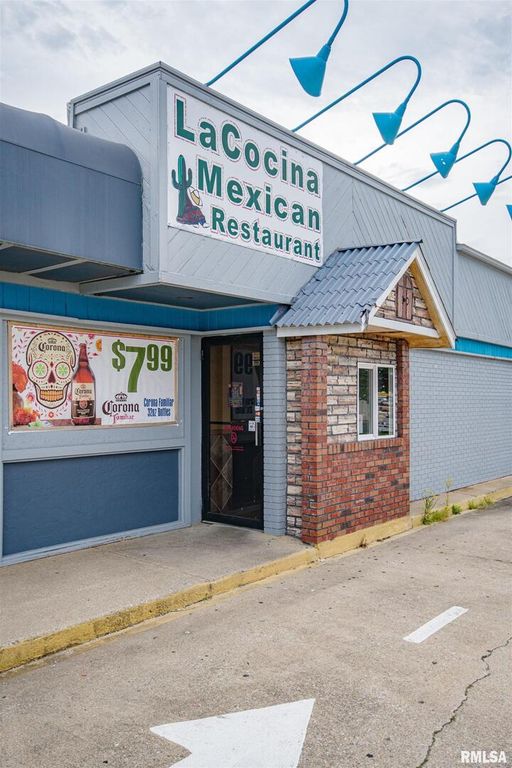 Image 9 of property listing at 1407 W MAIN Street, Salem, IL 62881