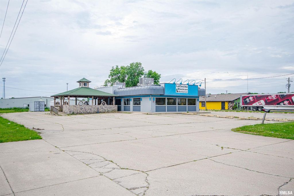 Image 10 of property listing at 1407 W MAIN Street, Salem, IL 62881