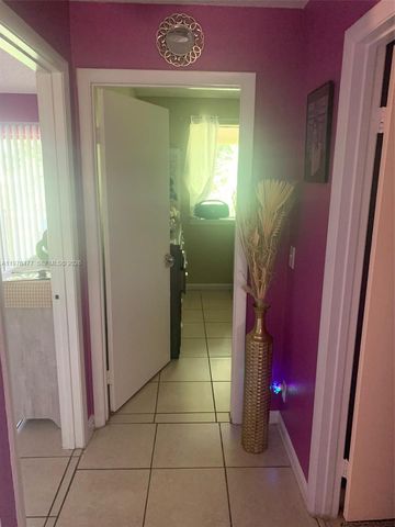 300 Nottingham Cir J, Green Acres, FL 33463