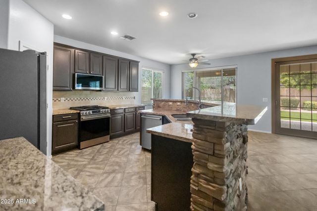 8352 W MOLLY Lane, Peoria, AZ 85383