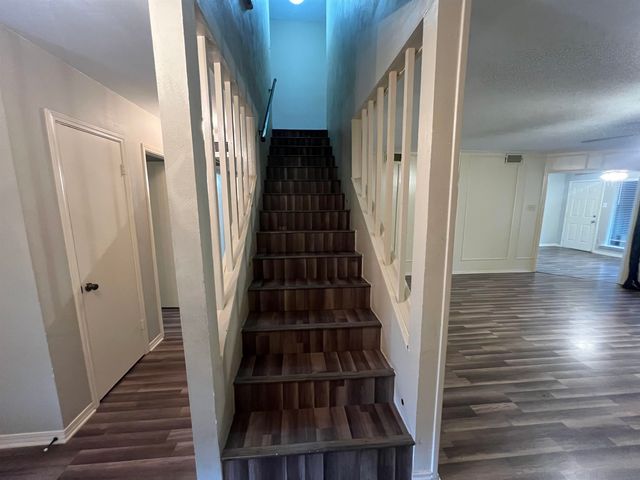 1009 Towne Lake Dr, Longview, TX 75601