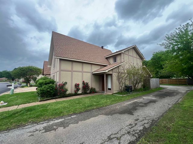 1009 Towne Lake Dr, Longview, TX 75601