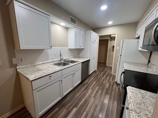 1009 Towne Lake Dr, Longview, TX 75601