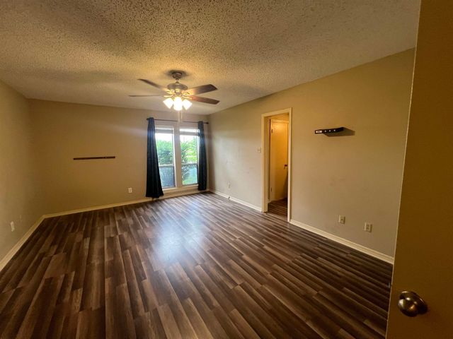 1009 Towne Lake Dr, Longview, TX 75601