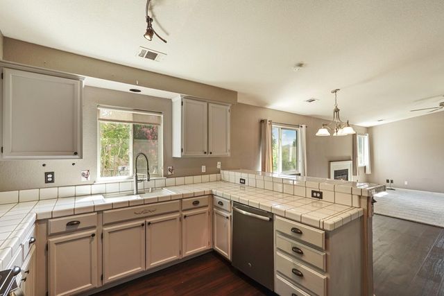 2142 Bluejay Way, Lodi, CA 95240