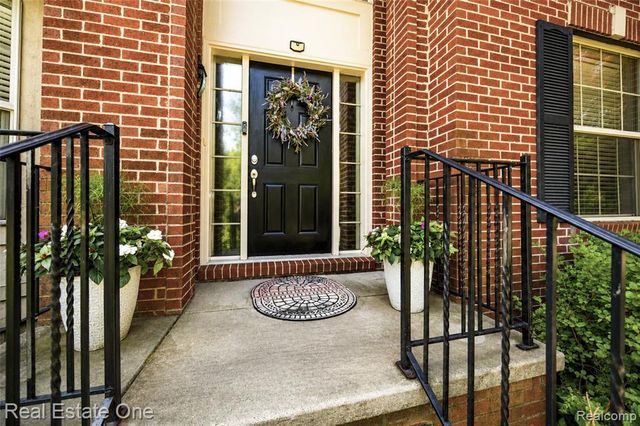 3481 Castlewood Court, Wixom, MI 48393