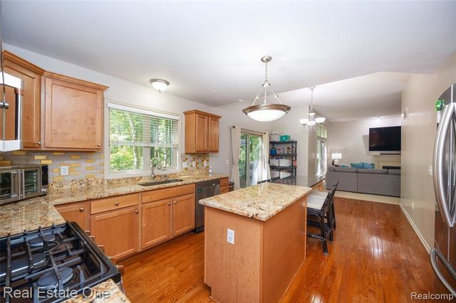 3481 Castlewood Court, Wixom, MI 48393