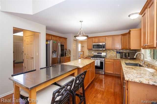 3481 Castlewood Court, Wixom, MI 48393