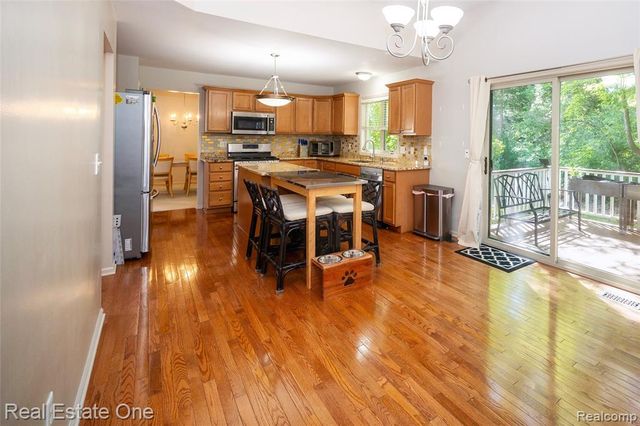3481 Castlewood Court, Wixom, MI 48393