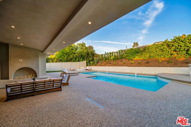 18840 La Amistad Place, Tarzana (los Angeles), CA 91356
