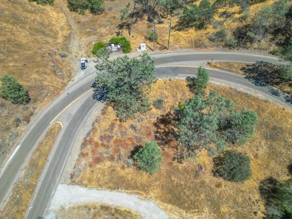 Image 4 of property listing at 27669 Sky Harbour Road, Friant, CA 93626