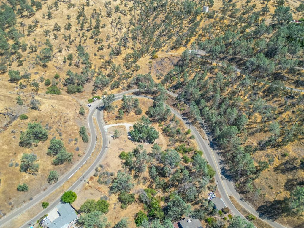 Image 7 of property listing at 27669 Sky Harbour Road, Friant, CA 93626