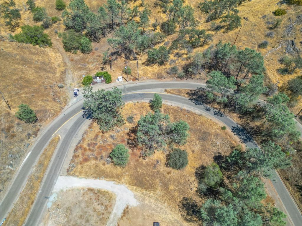 Image 8 of property listing at 27669 Sky Harbour Road, Friant, CA 93626