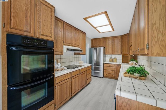 19028 Clemans Dr, Castro Valley, CA 94546