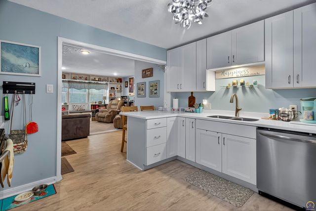 4305 SW Stratford RD, Topeka, KS 66604