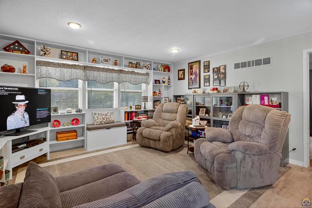 4305 SW Stratford RD, Topeka, KS 66604