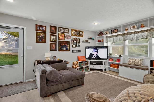 4305 SW Stratford RD, Topeka, KS 66604