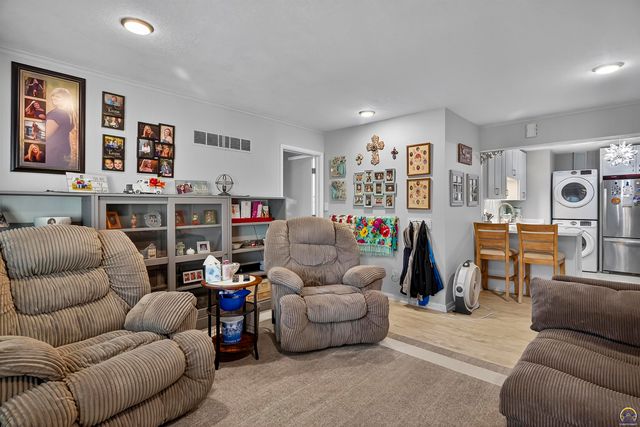 4305 SW Stratford RD, Topeka, KS 66604