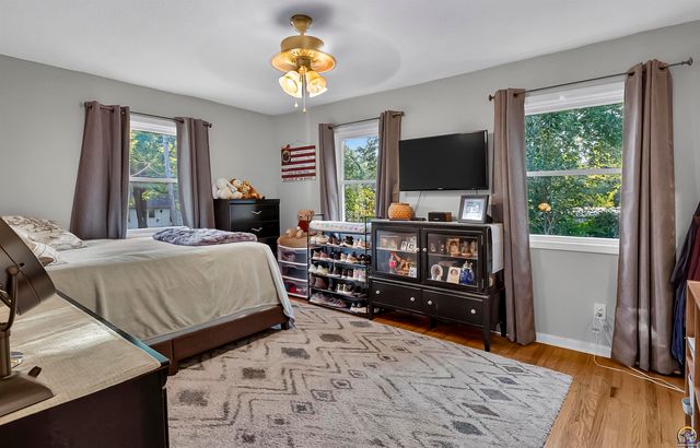 4305 SW Stratford RD, Topeka, KS 66604