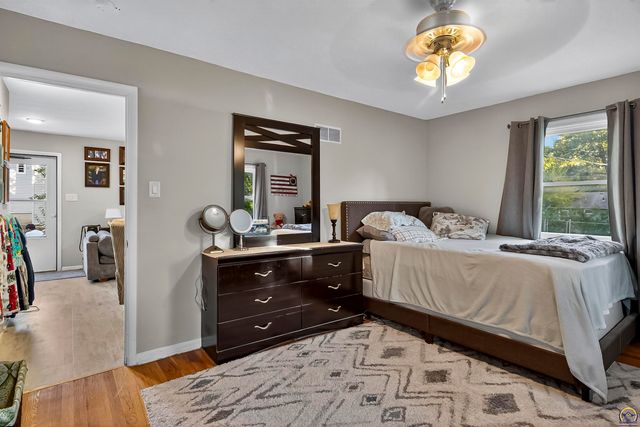 4305 SW Stratford RD, Topeka, KS 66604