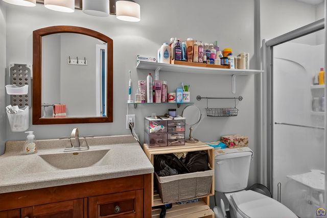 4305 SW Stratford RD, Topeka, KS 66604