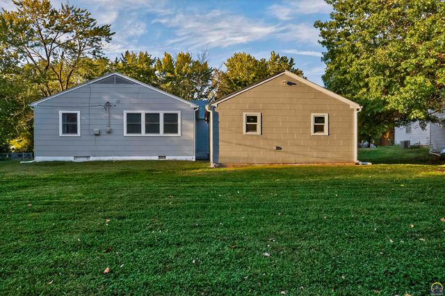 4305 SW Stratford RD, Topeka, KS 66604