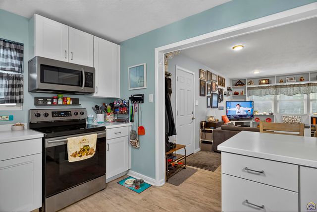 4305 SW Stratford RD, Topeka, KS 66604