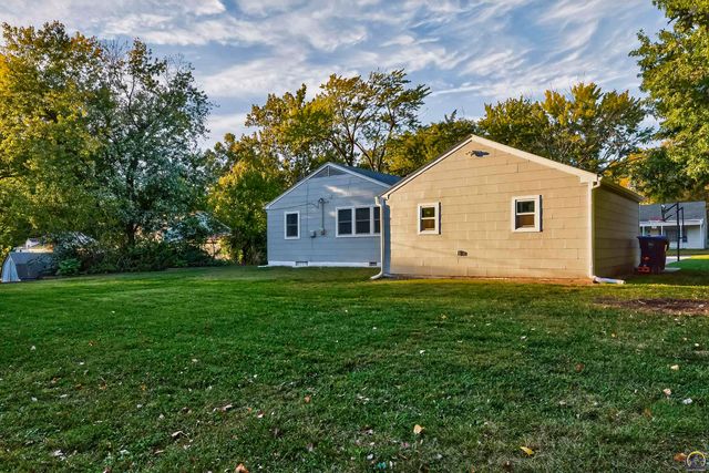 4305 SW Stratford RD, Topeka, KS 66604