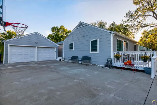 4305 SW Stratford RD, Topeka, KS 66604