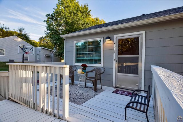 4305 SW Stratford RD, Topeka, KS 66604