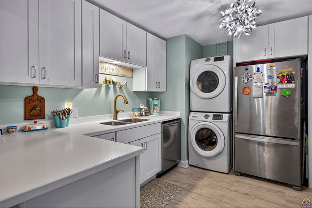 4305 SW Stratford RD, Topeka, KS 66604