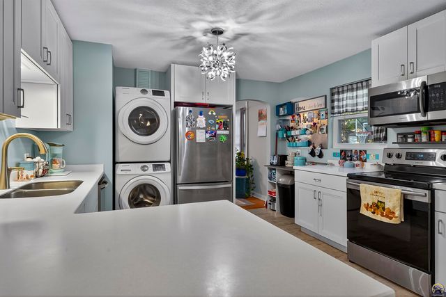 4305 SW Stratford RD, Topeka, KS 66604