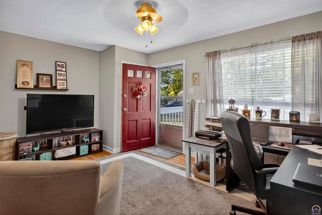 4305 SW Stratford RD, Topeka, KS 66604