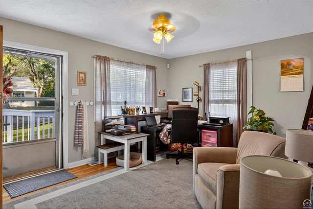 4305 SW Stratford RD, Topeka, KS 66604