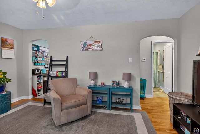 4305 SW Stratford RD, Topeka, KS 66604