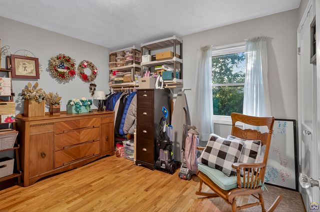 4305 SW Stratford RD, Topeka, KS 66604