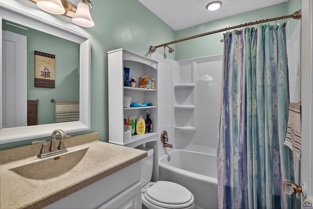 4305 SW Stratford RD, Topeka, KS 66604