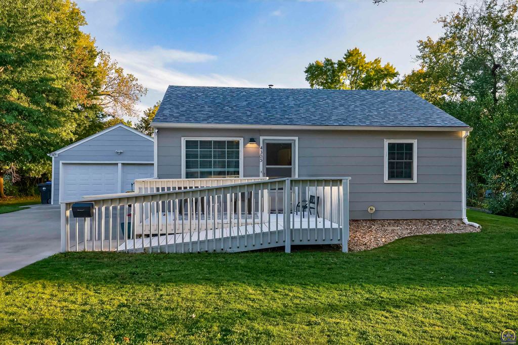 4305 SW Stratford RD, Topeka, KS 66604