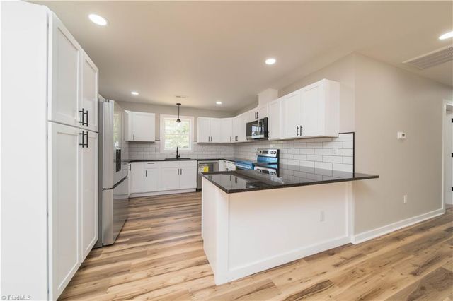 2934 S Stratford Road, Winston-salem, NC 27103