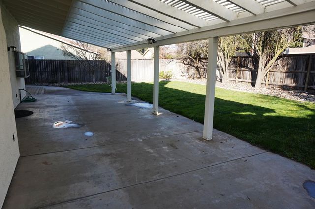 239 Fairwood Dr, Oakdale, CA 95361