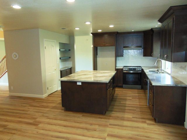 239 Fairwood Dr, Oakdale, CA 95361