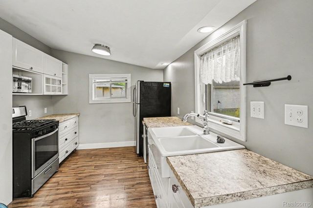302 Hadley Street, Holly Village, MI 48442