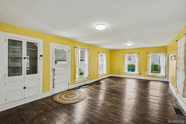 302 Hadley Street, Holly Village, MI 48442