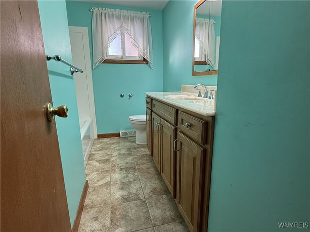 156 Leocrest Court, West Seneca, NY 14224