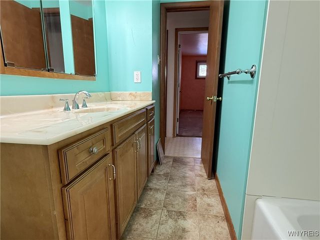 156 Leocrest Court, West Seneca, NY 14224