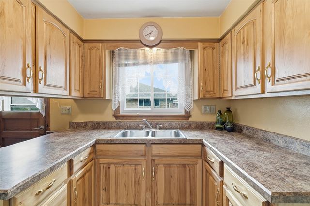 2001 Cypress Dr, White Oak, PA 15131