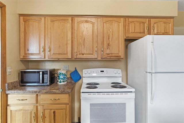 2001 Cypress Dr, White Oak, PA 15131