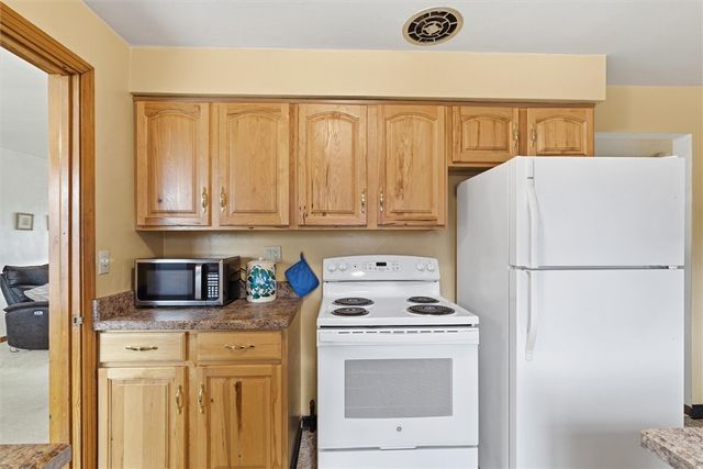 2001 Cypress Dr, White Oak, PA 15131